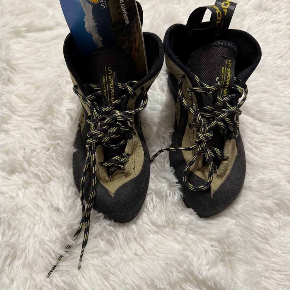 La Sportiva Kids Climbing Sneakers in Black and Tan